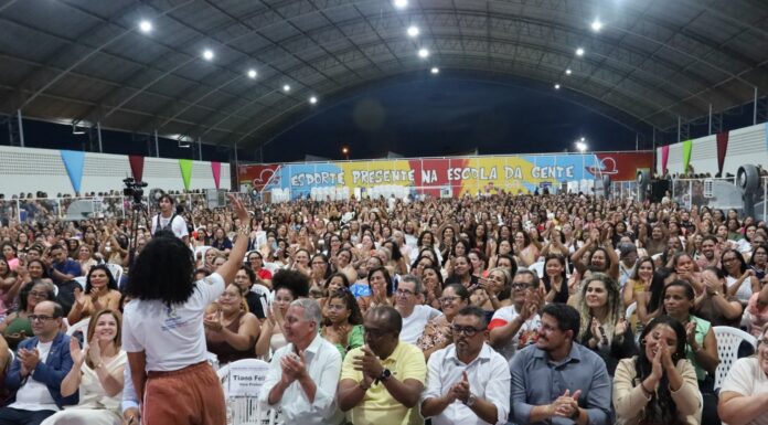 Prefeitura de Juazeiro reúne cerca de três mil profissionais de educação na abertura do ano letivo