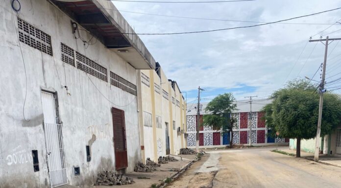 Moradores relatam abandono de rua no bairro Castelo Branco, em Juazeiro, após intervenção do SAAE; órgão garante aplicação de asfalto