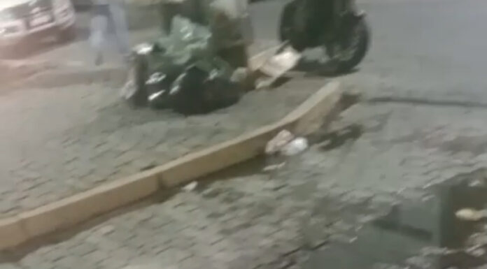 Leitora reclama de esgoto obstruído e forte mau cheiro na Praça do Índio, em Juazeiro; SAAE garante envio de equipe nesta sexta-feira