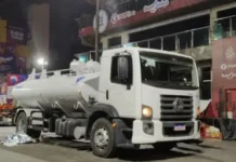 Estudante escorrega após tentar subir em caminhão de limpeza e morre atropelada no carnaval de Salvador