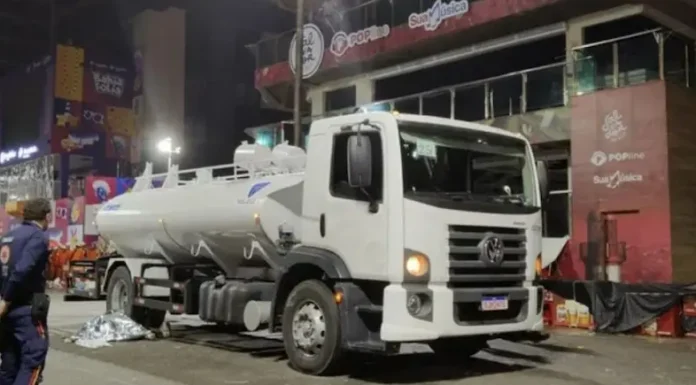 Estudante escorrega após tentar subir em caminhão de limpeza e morre atropelada no carnaval de Salvador