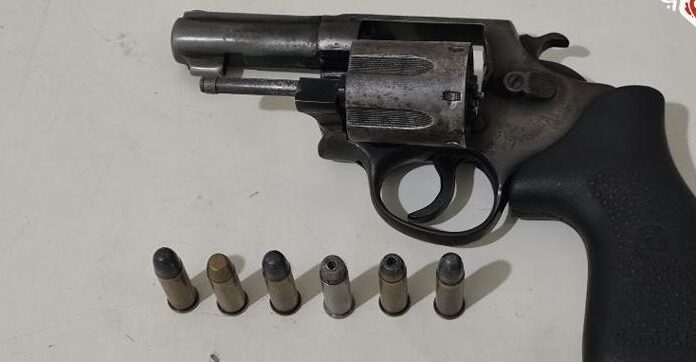 Polícia Militar prende homem por porte ilegal de arma durante festa em Curaçá