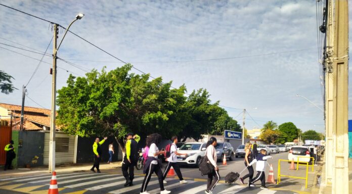 Volta às aulas: Equipes da AMTT realizam campanha de conscientização no trânsito no entorno das escolas de Juazeiro