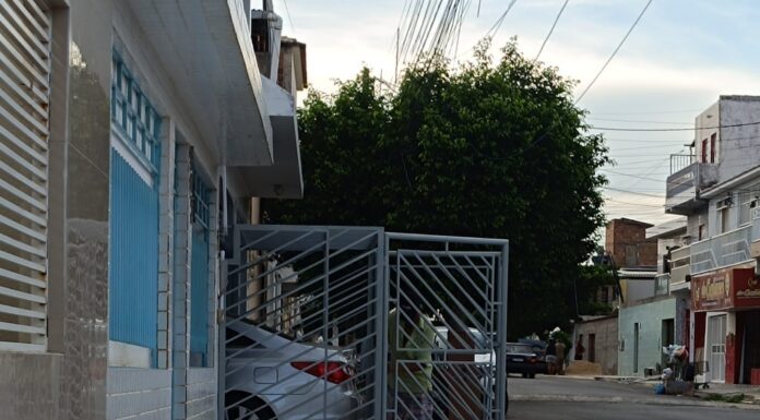 “Três meses após a SOPH dá um prazo e nunca mais apareceu ninguém”: Moradora cobra desobstrução de calçada no bairro Alto da Maravilha, em Juazeiro