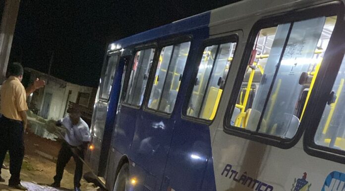 Moradores dos Residenciais Dr. Humberto I, II e III, em Juazeiro, cobram recuperação de ruas após ônibus do transporte coletivo atolar e suspender circulação