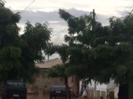 Moradora reclama de alagamento em acesso à Escola Municipal, no Quidézinho, em Juazeiro, e cobra providências