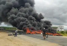 Manifestantes protestam e bloqueiam BR-324 após acidente que matou cinco jovens