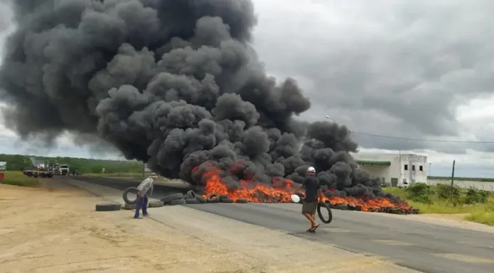Manifestantes protestam e bloqueiam BR-324 após acidente que matou cinco jovens