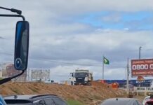 Caçamba atinge rede elétrica e provoca falta de energia em áreas de Juazeiro; Neoenergia Coelba informa que 90% dos clientes já tiveram o serviço restabelecido