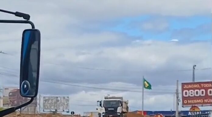 Caçamba atinge rede elétrica e provoca falta de energia em áreas de Juazeiro; Neoenergia Coelba informa que 90% dos clientes já tiveram o serviço restabelecido