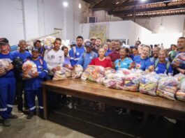 Prefeitura de Juazeiro realiza entrega de 100 kits alimentares a agentes de limpeza pública por meio do programa Juazeiro Sem Fome