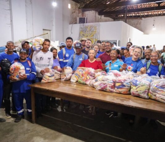 Prefeitura de Juazeiro realiza entrega de 100 kits alimentares a agentes de limpeza pública por meio do programa Juazeiro Sem Fome