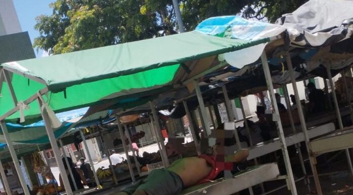 “Como podemos trabalhar assim?”: permissionária flagra pessoas em situação de rua dormindo em bancas da feira do Terminal Urbano de Juazeiro em plena manhã de sábado