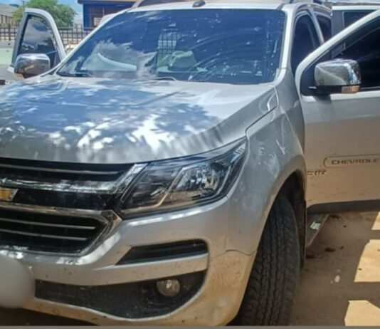 Veículo com restrição de furto/roubo é recuperado pela PM, em Juazeiro