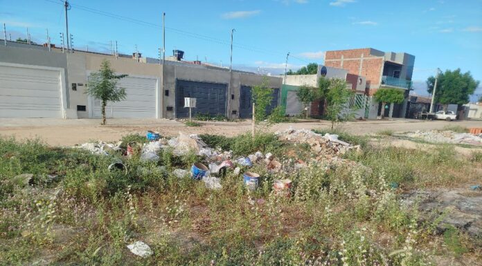 Moradores denunciam descarte irregular de entulhos em terreno público de Juazeiro e cobram fiscalização; gestão municipal promete ação