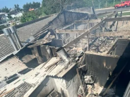 Avião de pequeno porte cai em Capão da Canoa sobre restaurante