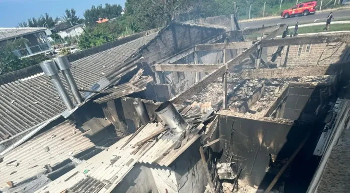 Avião de pequeno porte cai em Capão da Canoa sobre restaurante