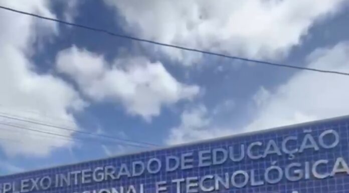 Estudantes do CIEB Rui Barbosa, em Juazeiro, fazem manifestação e pedem revogação de exoneração de diretora