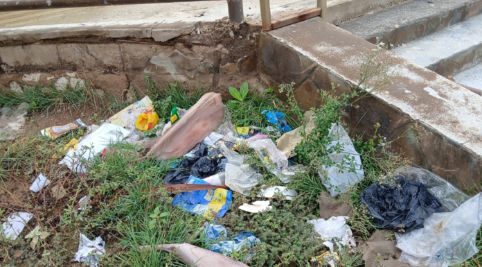 Morador relata problemas com lixo e água empoçada no bairro Alto do Cruzeiro, em Juazeiro, e cobra ações do poder público
