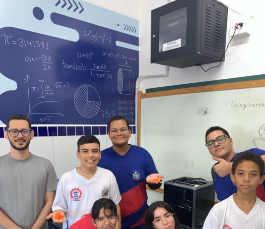 Alunos do CIEB Rui Barbosa, em Juazeiro, realizam primeira impressão 3D no laboratório maker