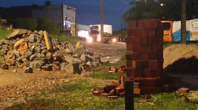 Moradores do Tabuleiro denunciam colocação de material de construção em rua de passagem do carro de coleta de lixo: “Vamos ficar sem o serviço?”