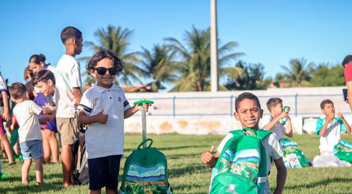 Prefeitura de Sento-Sé inicia entrega de kits escolares para alunos da rede municipal