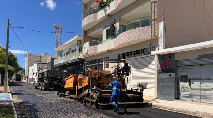 Projua: Prefeitura de Juazeiro conclui asfaltamento no entorno da Praça Hermenegildo Brandão no Alagadiço