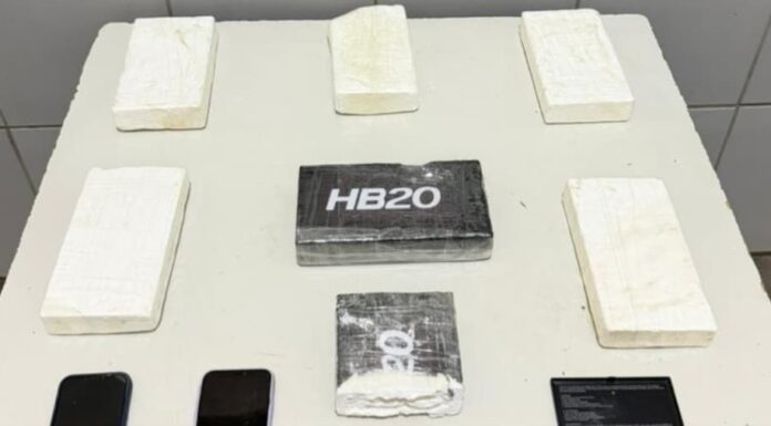 PM apreende sete tabletes de cocaína e prende dois homens suspeitos de tráfico no bairro XXIII, em Juazeiro