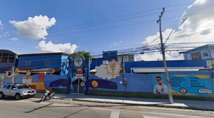 Ex-funcionários denunciam atraso de salários e direitos trabalhistas após encerramento das atividades de colégio particular, em Petrolina