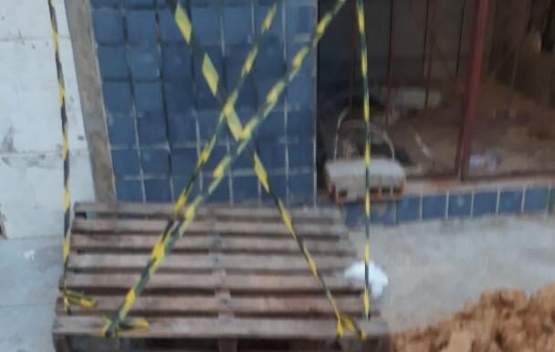 “Qualquer pessoa pode cair”: alertam moradores sobre risco em intervenção para instalação de poste no bairro Alagadiço, em Juazeiro