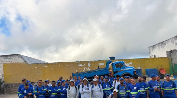 Trabalhadores da limpeza urbana da Bahia paralisam atividades em apoio ao PL 4146 ; categoria em Juazeiro adere ao movimento