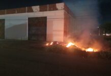 Moradores denunciam queima irregular de resíduos de madeira por uma fábrica de móveis no bairro Quidé, Juazeiro
