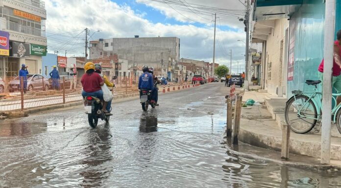 Morador reclama de esgoto a céu aberto no bairro Alto da Maravilha, em Juazeiro; SAAE diz que enviará um fiscal ao local