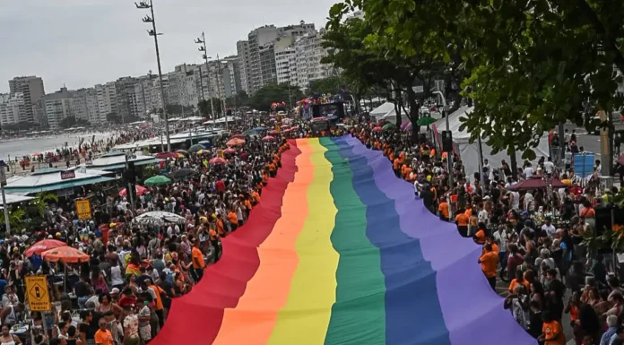 PL que veta criança em evento LGBTQIA+ é inconstitucional, diz jurista