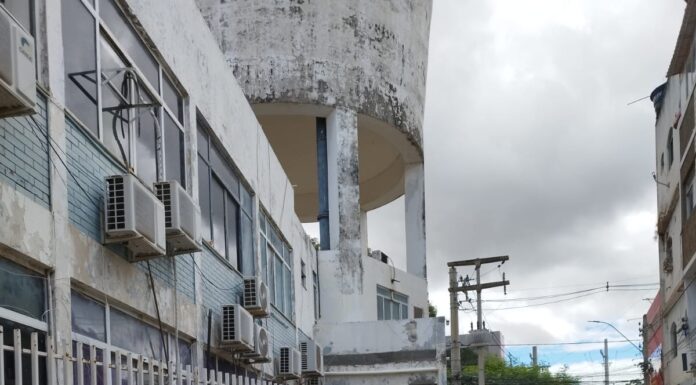 Leitor denuncia descarte de lixo no Beco do SAAE, em Juazeiro, e solicita fiscalização e responsabilização: “um reflexo claro da irresponsabilidade de quem transforma a via pública em depósito”