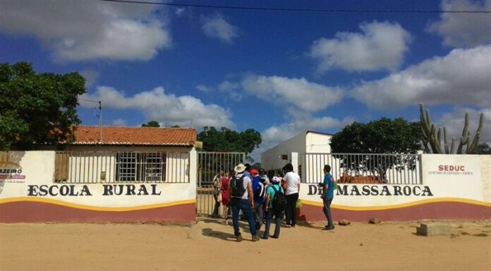 Responsáveis por alunos cobram explicações sobre mudanças no quadro de professores da Escola Escola Rural de Massaroca, em Juazeiro