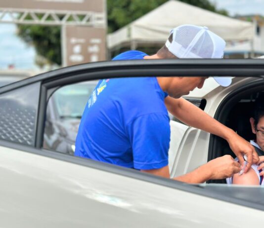 Drive-thru de Vacinação contra a Influenza imuniza cerca de 600 pessoas em Juazeiro