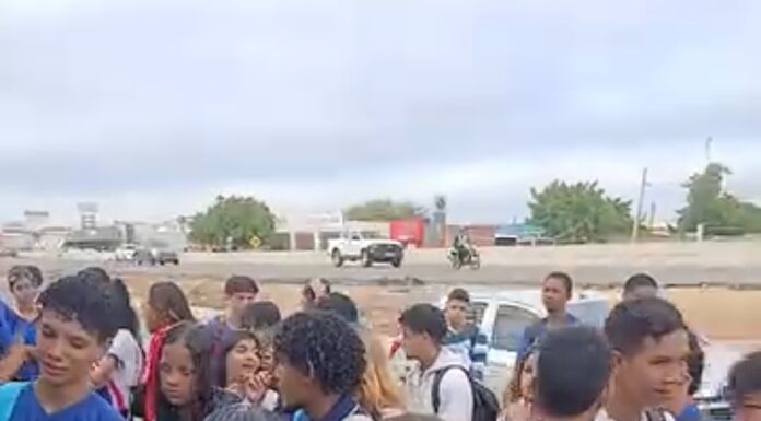 “Do nada, proibiram e pronto”, denunciam estudantes após serem barrados em colégio de Juazeiro por uso de calça preta