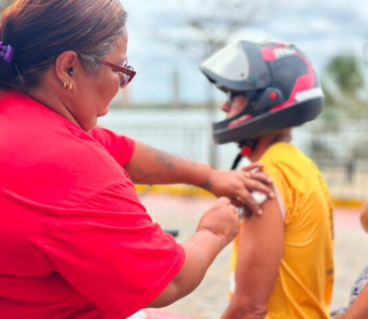 Drive-thru de Vacinação contra a Influenza imuniza cerca de 600 pessoas em Juazeiro