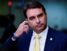 Fake-news: Flávio Bolsonaro divulga informações falsas sobre urnas eletrônicas em evento para diplomatas
