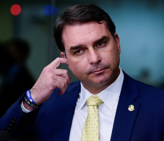“Quando os resultados não convém”: CEO da AtlasIntel reage após TSE suspender pesquisa que apontava queda de Flávio Bolsonaro