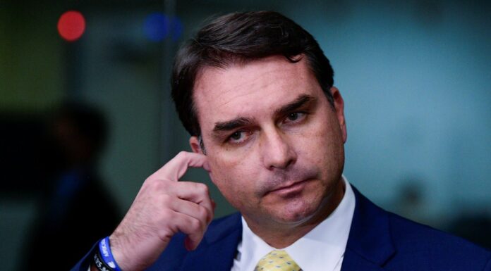 “Quando os resultados não convém”: CEO da AtlasIntel reage após TSE suspender pesquisa que apontava queda de Flávio Bolsonaro