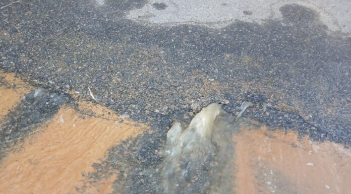 “É muita água sendo desperdiçada”: moradores e comerciantes cobram reparo em tubulação no bairro Alagadiço, em Juazeiro