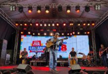 João Sereno faz público pedir bis em apresentação vibrante na Juá Literária Artista juazeirense apresentou o SomGon, ritmo autoral criado no Vale do São Francisco
