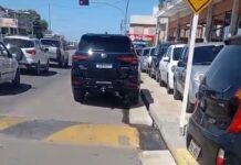 Pedestres cobram fiscalização após calçada ser ocupada por veículos de concessionária em Juazeiro