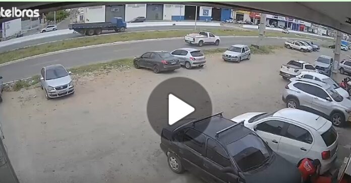 Motorista passa mal, carro bate na traseira de caminhão e deixa três feridos em Petrolina