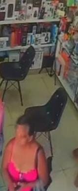 Câmeras de segurança flagram mulher furtando celular de vendedora em loja no centro de Juazeiro; ela foi identificada e devolveu o aparelho