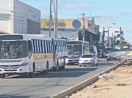 Motorista relata transtornos causados por ônibus escolares estacionados em frente ao Colégio Estadual Lomanto Jr. e cobra intervenção do poder público: “ao lado da escola, o que não falta é espaço para estacionar”