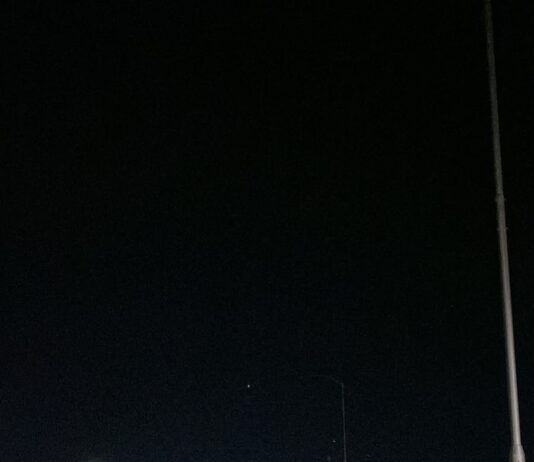 Morador do bairro Alto da Aliança, em Juazeiro, cobra conclusão da iluminação pública na BA-210; SESP diz que serviço está em andamento