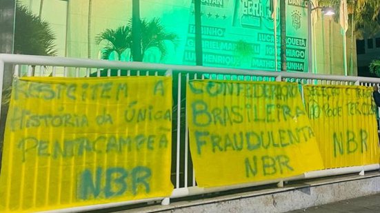 Na bronca! Torcedores protestam na sede da CBF após eliminação do Brasil na Copa do Mundo